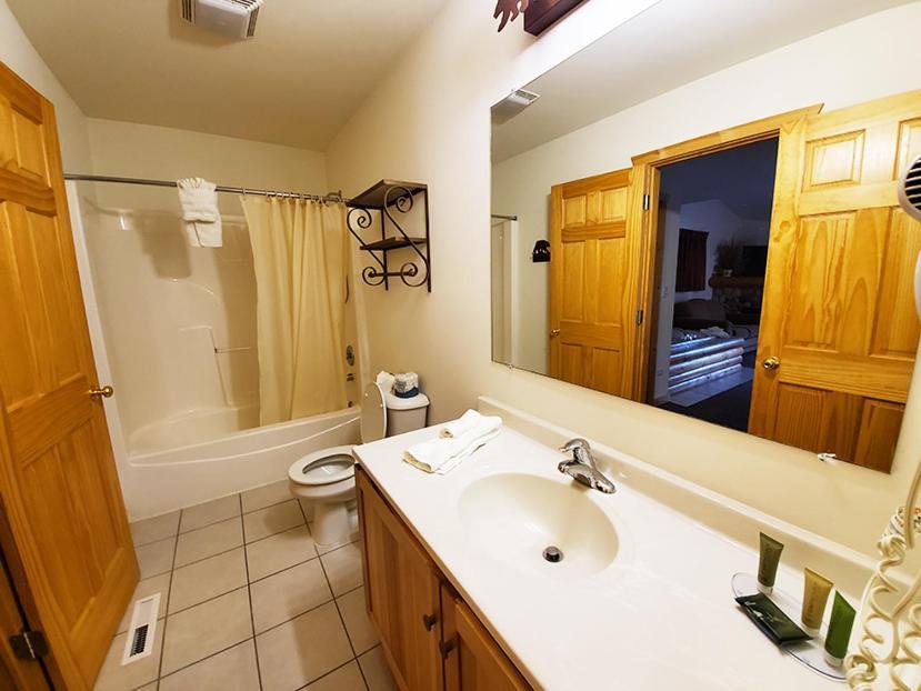 Grand Bear Resort At Starved Rock Utica Bagian luar foto